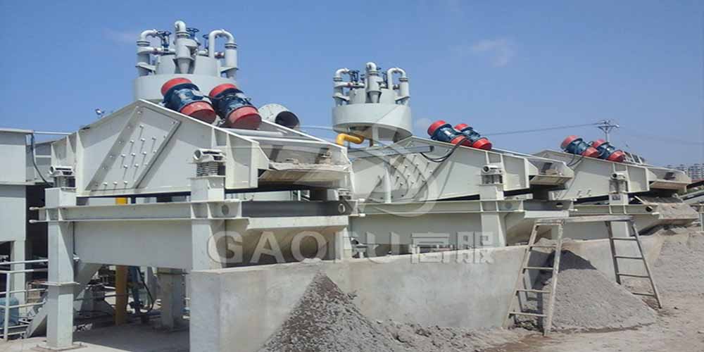 陜西榆林某洗砂廠用高服脫水篩將砂子和泥水分手